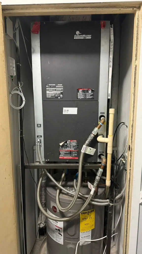 Equipo HVAC abierto para revisión