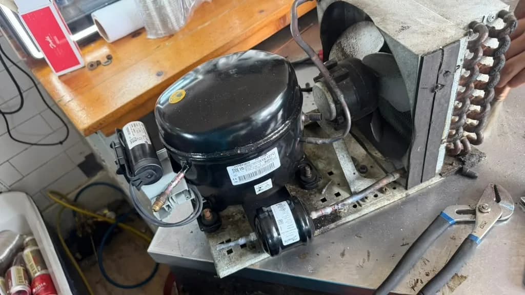 Compresor de refrigeración durante un trabajo de servicio