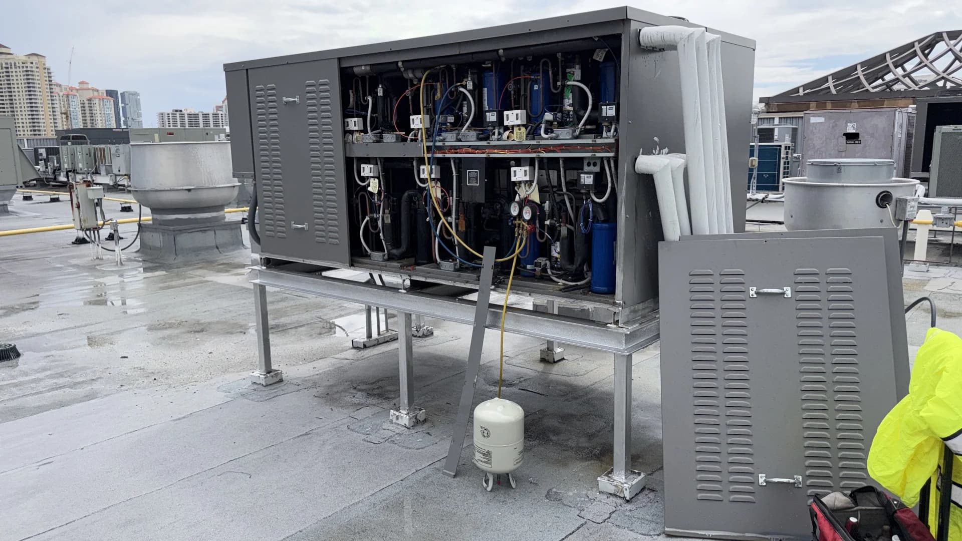 Rack de compresores para refrigeración comercial en una azotea
